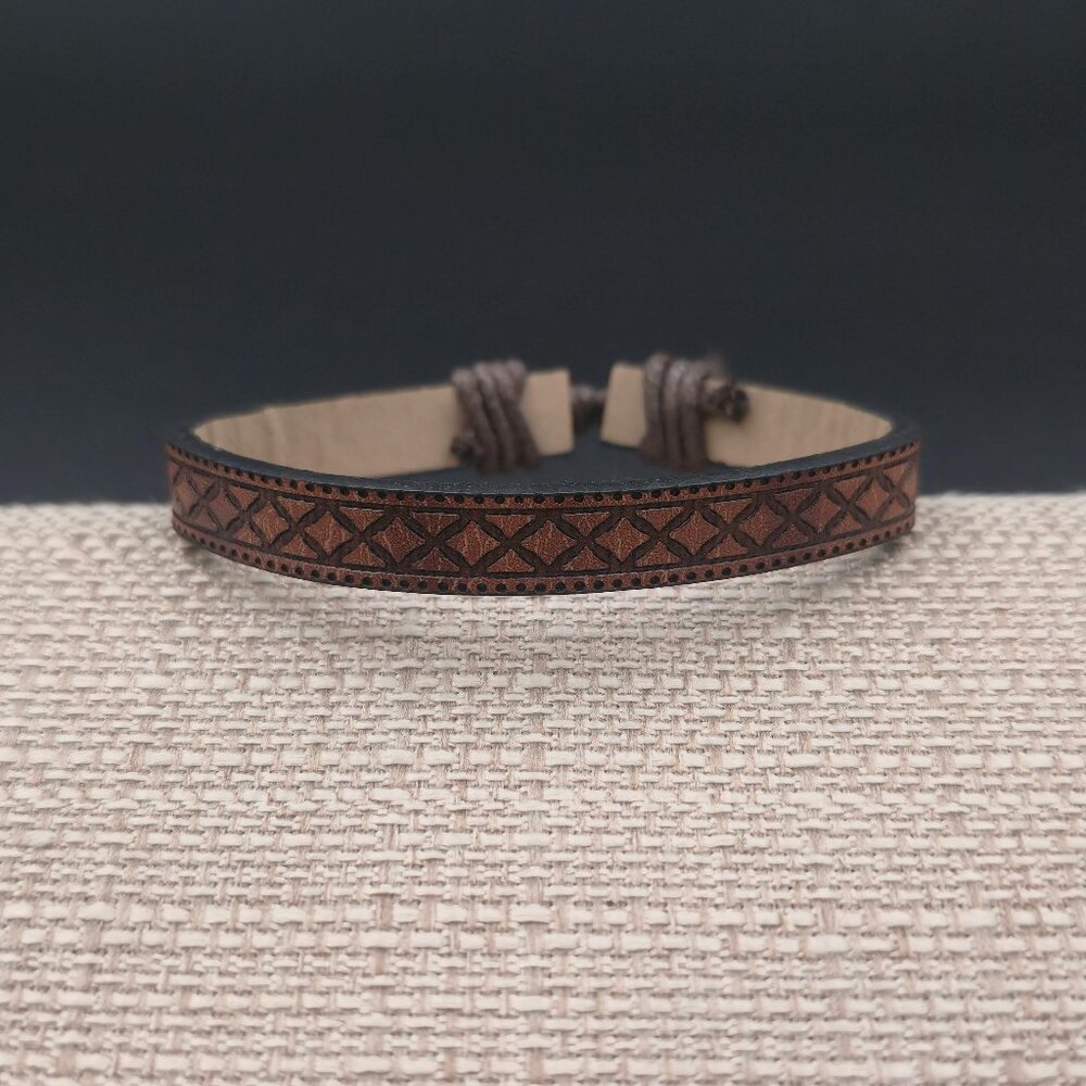 6.5 Inch Adjustable Diamond Pattern Leather Bracelet B975